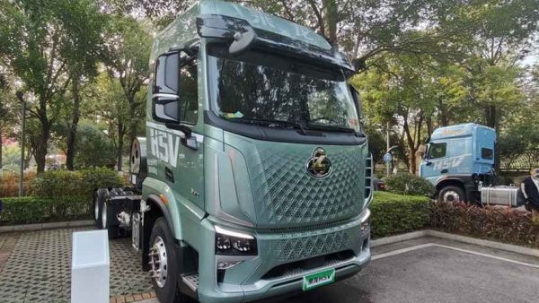 乘龙H5V LNG牵引车：以高效舒适，伴卡友一路创富前行