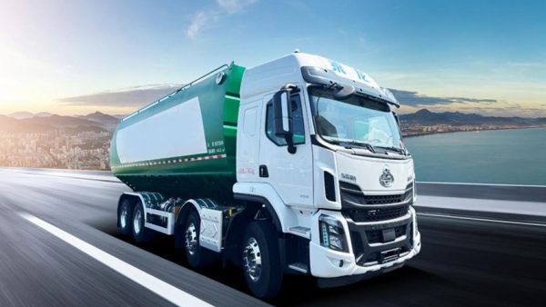 饲料运输四大刻板印象,被乘龙H5 8x4散装饲料车打破了