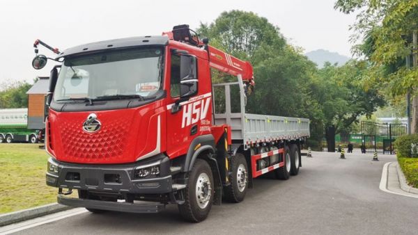 乘龙H5V 8x4随车吊:豪华高端赋能高效作业,创富神器来袭