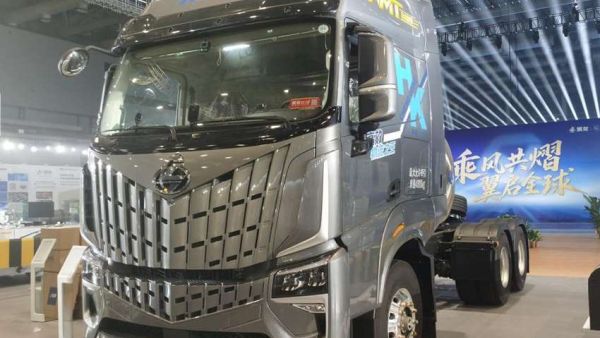 乘龙HK LNG牵引车：大马力低气耗创富利器，为您年省2万元