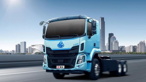 合规多拉1.1吨货！乘龙H5超轻版纯电牵引车多拉快跑赚更多