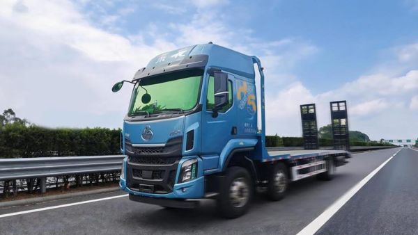 乘龙H5 6×2平板运输车：玉柴黄金动力加持 助您高效创富