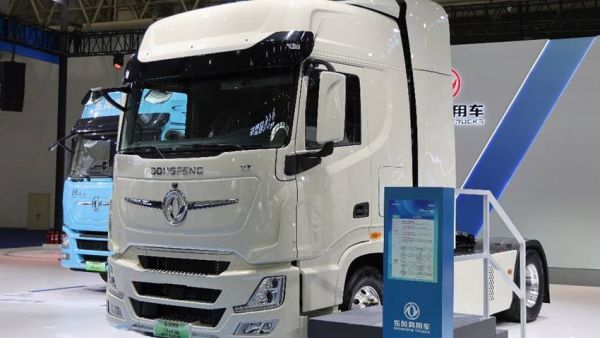 欧洲人抢着要的国产氢能半挂,续航超700km,欧洲版东风天龙GX氢燃料电池牵引车实拍