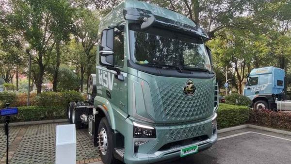 强动力低气耗 轻量更能赚！乘龙H5V LNG牵引车领跑资源运输