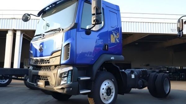 乘龙M3 4×2极限自卸车，硬核实力驰骋工程运输战场
