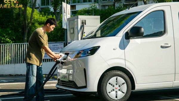 五菱扬光家族第20万台暨首批五菱扬光L下线，上市权益价8.68万元起