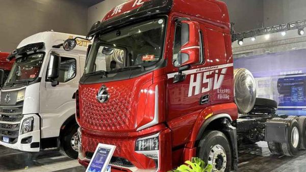 节能轻量又安全！乘龙H5V创富版LNG牵引车卡友创富好选择