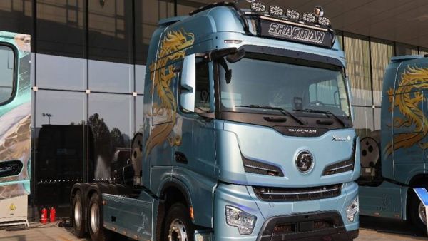 陕汽德龙X6000也有复合版了，还是720马力燃气车型，外观也配更好看的改装件了！