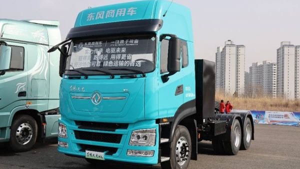 600度大电量，693匹大马力，专为资源类运输打造的东风天龙KL纯电牵引车实拍