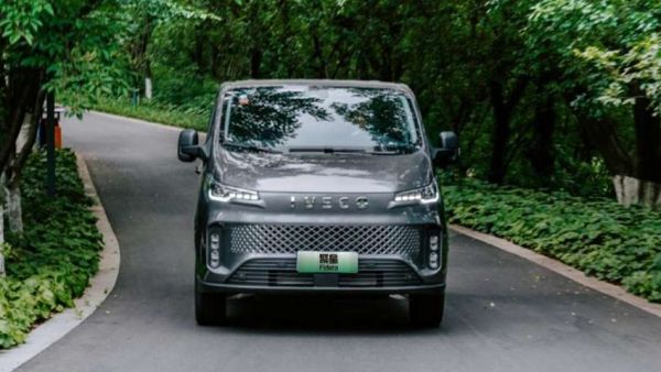 实力加冕！依维柯聚星纯电动车斩获“口碑宜商宜家轻客”荣誉，引领全场景出行新典范​