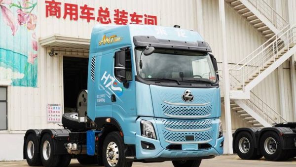 轻量高效更安全，乘龙H7 Pro LNG牵引车助力卡友稳定增收