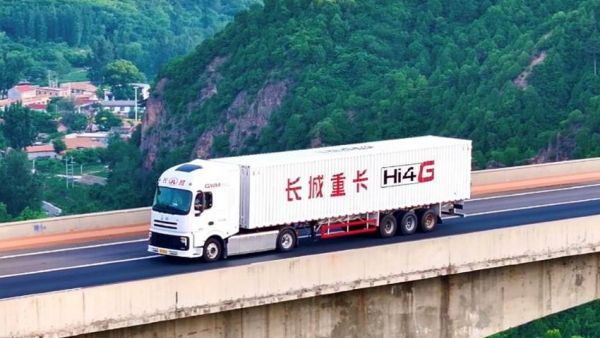 重卡行业首个百台混动订单落地，快递运输迎来低碳高效新变革