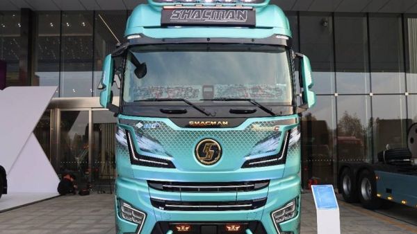 高端再进一步，全新德龙X6000来袭，实拍超凡旗舰牵引车带你看看都升级改进了啥！