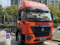 自动挡，还有1.2米卧铺，重汽豪沃最新发布的统帅先锋中卡载货车实拍