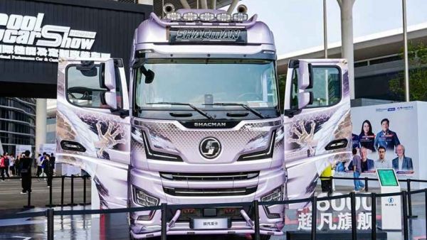 陕汽闪耀深圳商用车展 ！X6000超凡旗舰与顶级超跑同台共鉴高端制造新高度！