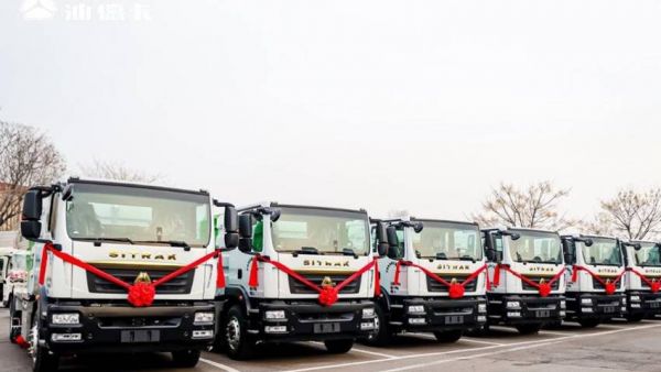 绿动泉城 情暖环卫 | 中国重汽新能源环卫车辆批量交付，政企协同共筑洁净魅力城市