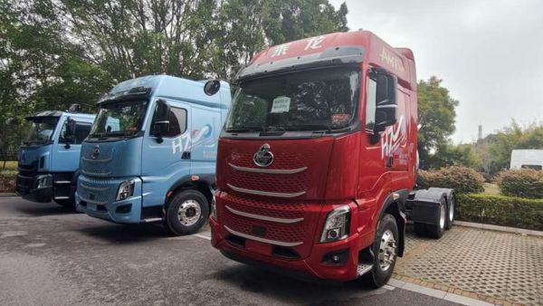8.3吨自重+570大马力，乘龙H7 Pro LNG领跑中长途运输