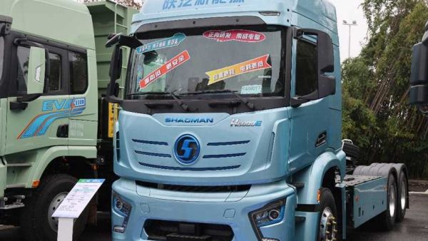 纯平地板驾驶室，还是全新专属造型，陕汽最新推出的H6000E纯电动重卡实拍