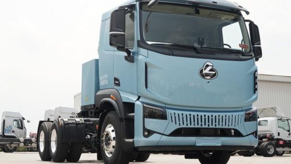 乘龙翼威5纯电牵引车：大电量长续航，轻量创富新标杆