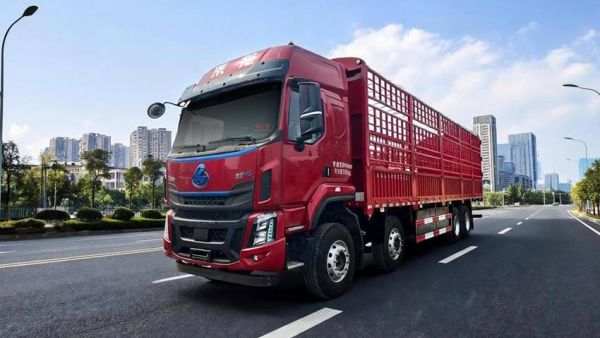 乘龙H5 8×4纯电载货车：降本增效实力派，五年省出84万