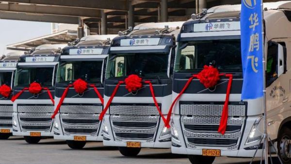 沃伴鹏飞 骥步致远！30辆沃尔沃FH TC极寒版交付华鹏飞，共启跨境物流新征程