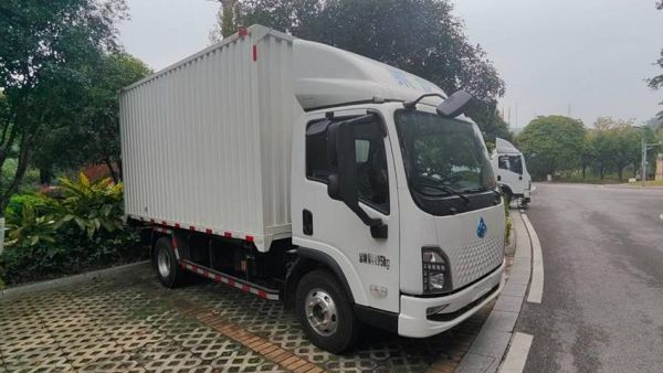 乘龙翼威2纯电轻卡：10吨承载+500km续航，山区运输实力派！