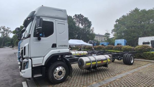 百公里16kg超低气耗，乘龙H5 LNG大单桥助您年省2万+