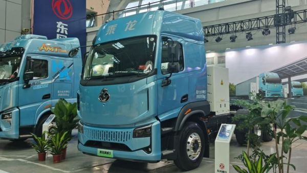 轻自重低能耗，乘龙翼威5纯电牵引车为卡友创富加码