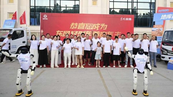 机器人同台秀灵动，真卡友上阵测硬核！“地库自由 劲载无忧”——东风途逸T7Pro全国上市发布！