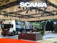 模块化汽车列车 引领中国货运变革，斯堪尼亚在2021世界道路运输与公交车辆大会展出牵引车-双挂车组合