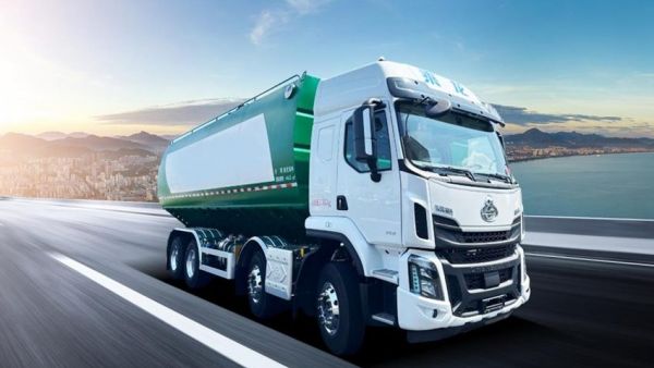 鲜乘直通车 | 打破饲料车认知误区,乘龙H5 8×4饲料车带你高效创富!