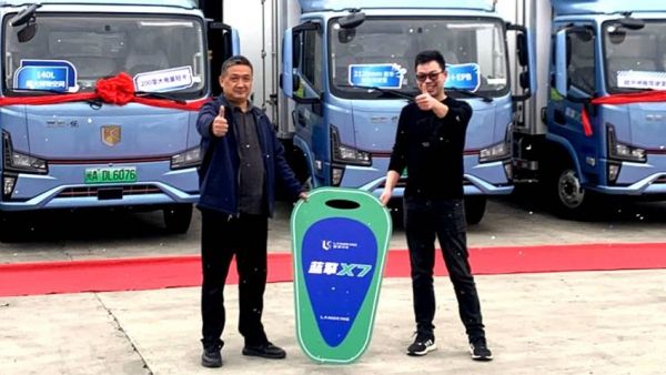 潍柴蓝擎X7冷藏车批量交付福州大客户,硬核性能+全维安全演绎高效标杆!