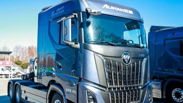 720马力+3600扭矩！欧曼银河16N大马力燃气车下线重塑物流运输新格局