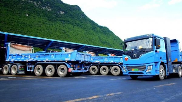 在中国物流之都，徐工超充重卡“15分钟满电”