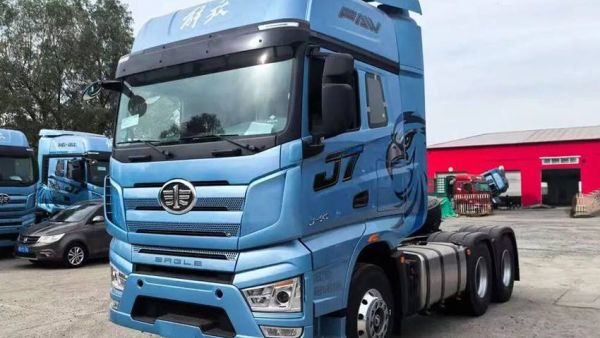 J7 6DV1 640马力领航版牵引车，硬实力藏不住！