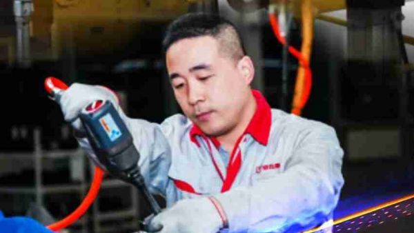 致敬了不起的奋斗者，以小草房精神照亮重卡新征程！