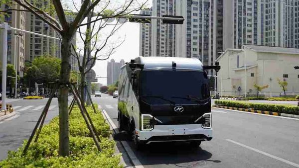 智慧环卫迈入“AI+时代”!苏州金龙无人清扫车亮相国家最强经开区