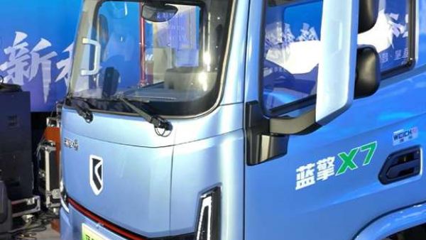 搭载恒星·超级纯电黄金动力平台，潍柴蓝擎高端新品X7电动轻卡实拍