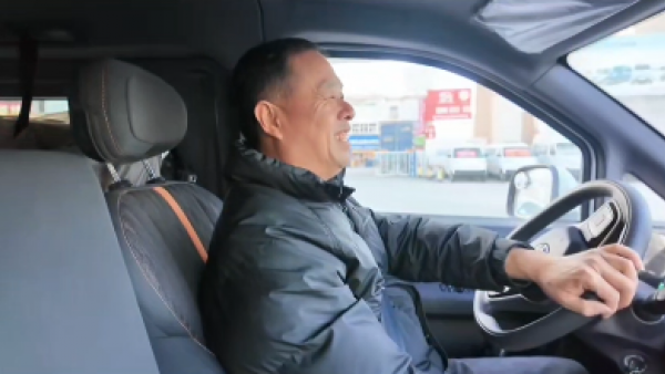 家用拉货两不误，王师傅的全能伙伴，拉货买后驱电车选央企