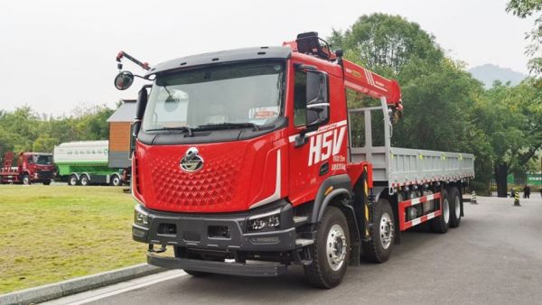 鲜乘直通车 | 复杂工况，何以控场？乘龙H5V 8×4随车吊的全能答案是……