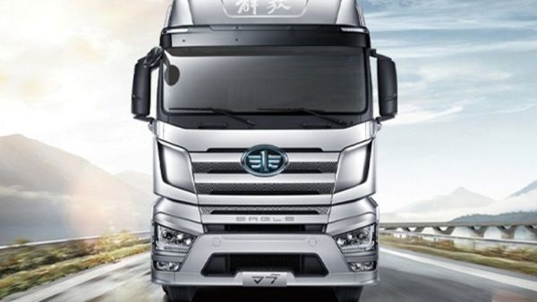 J7 6DV1 640马力领航版牵引车：畅快赢运，是一种底气