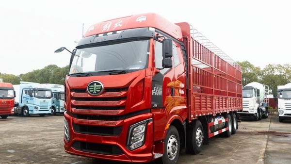 J6V 8x4载货车：定义高效出勤新标准