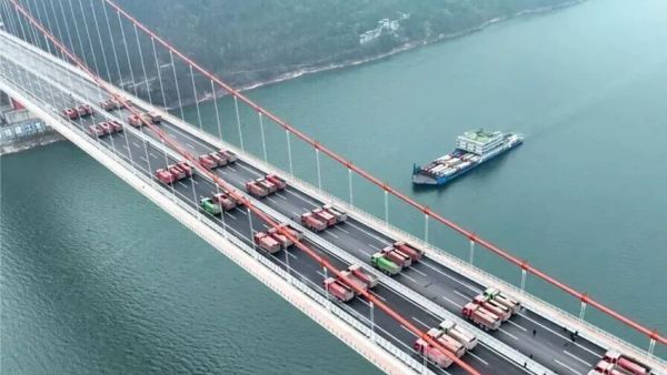 百台红岩重卡助力复兴长江大桥完成荷载试验