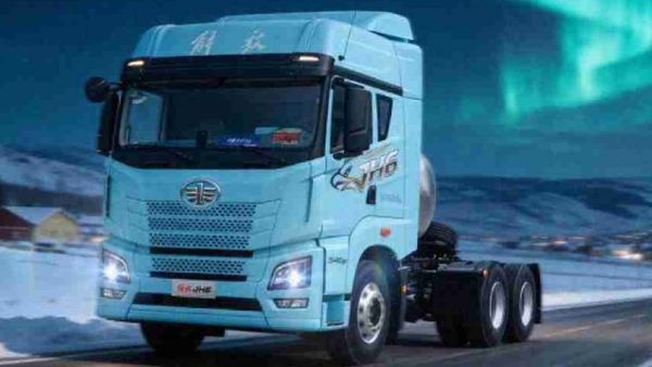 开JH6智越版6×4牵引车，解锁赏雪新姿势