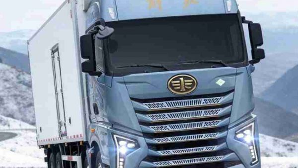 “沉浸式”体验开鹰航8×4 LNG载货车