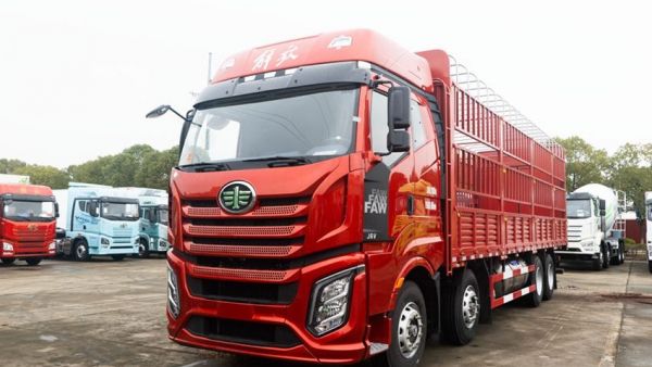 J6V 8×4载货车，助力卡友掌握创富主动权！