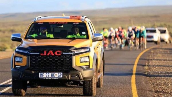 以车为媒 传递温暖——JAC 连续三年护航南非 “极限骑行・抗击饥饿”公益活动