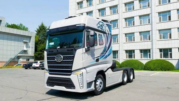 J7创领版牵引车高效货运，行稳致远