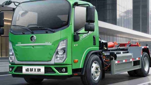 一车多箱转运快，高效清运不等待，重汽王牌V1-X EV勾臂式垃圾车！