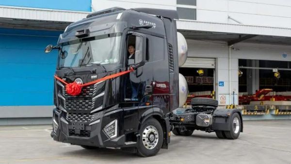 首批179台搭载高速公路领航功能福田欧曼LNG重卡顺利交付华东客户